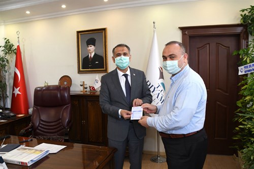 Vali Çuhadar, Kurbanını Türkiye Diyanet Vakfı’na Bağışladı 