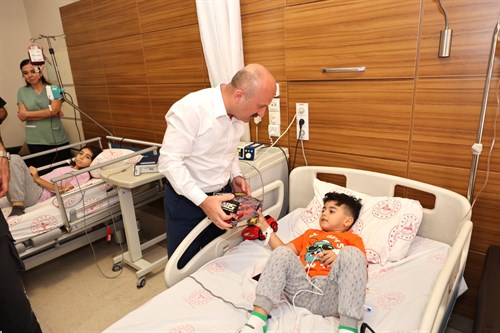 Vali Dr. Osman Varol, Adıyaman Eğitim ve Araştırma Hastanesinde Yatan Hastaları Ziyaret Etti 